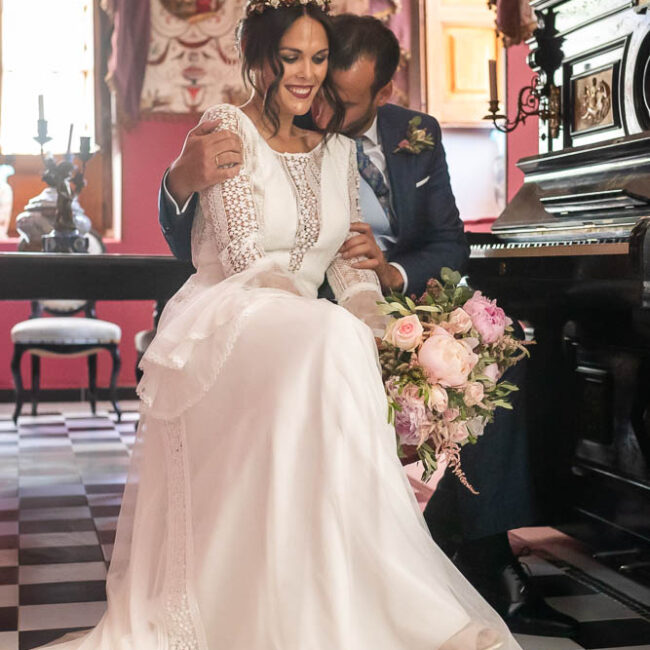 Fotografía de bodas en Jerez: los novios abrazándose