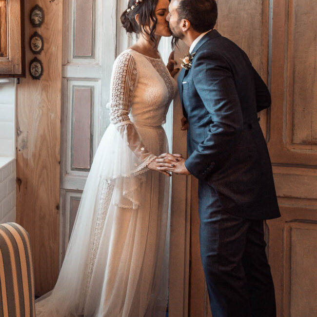 Fotografía de bodas en Jerez: los novios abrazándose