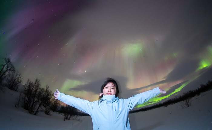 foto de niña bajo la aurora boreal por fotógrafo de bodas diferente