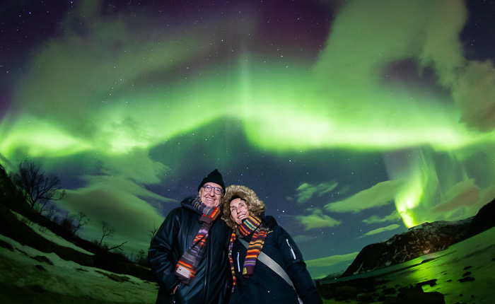 foto de pareja bajo la aurora boreal por fotógrafo de bodas diferente