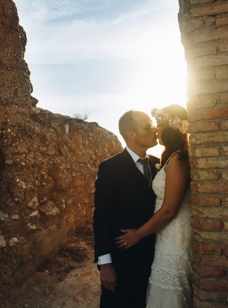 pareja de novios besándose. Fotografía de bodas en Sanlúcar de Barrameda, Cádiz